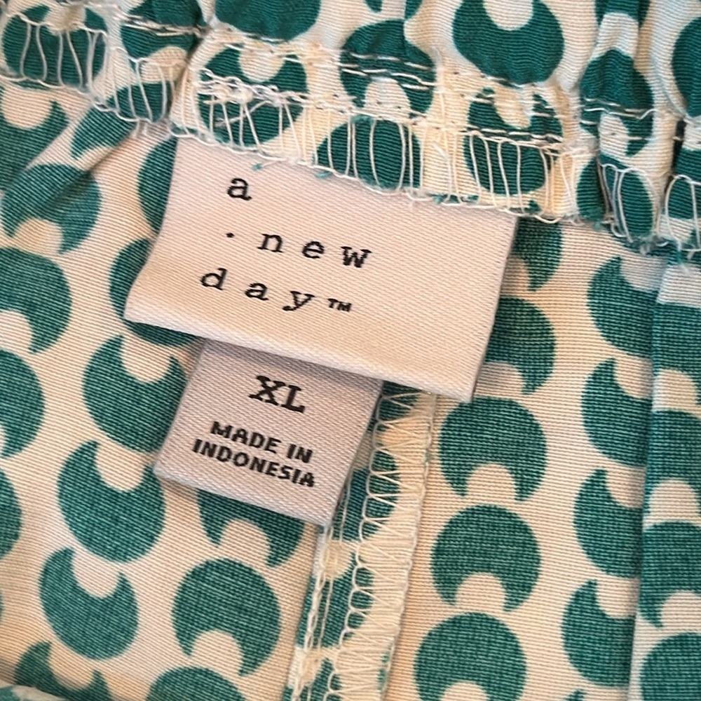 a new day • green & white pattern • size XL - Picture 4 of 6